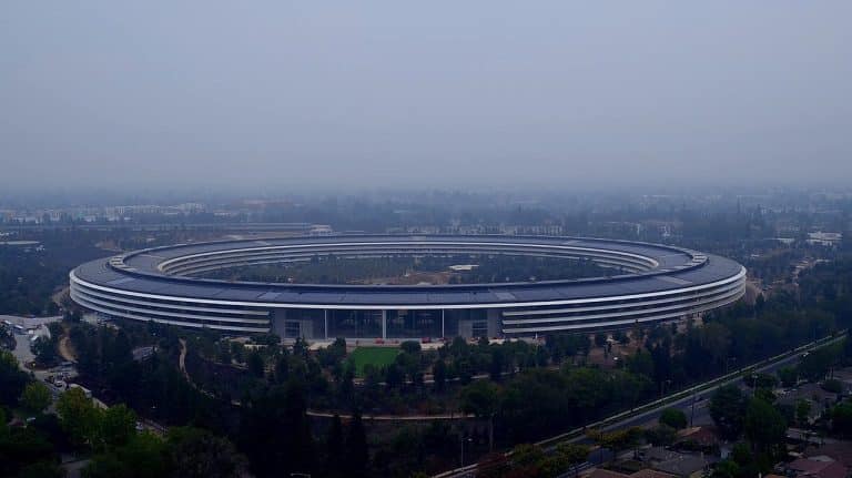 Apple Park : au nouveau siège d’Apple, les employés se cognent contre la vitre