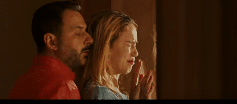 Revenge : un film de « viol et vengeance » qui reprend le thème du harcèlement sexuel