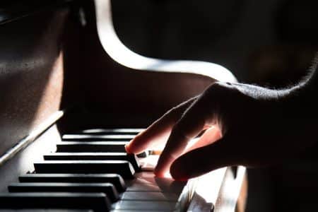 Comment la technologie digitale peut-elle vous aider à apprendre à jouer au piano ?