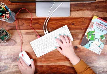 Raspberry Pi 400 : un minuscule PC de bureau intégré dans un clavier