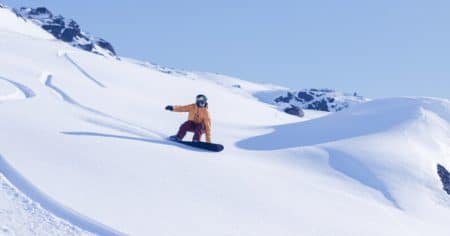 Une planche de snowboard en papier qui se déchire comme dans un rêve Une planche de snowboard en papier qui déchire comme un rêve