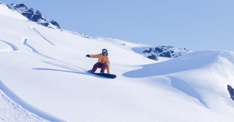 Une planche de snowboard en papier qui se déchire comme dans un rêve