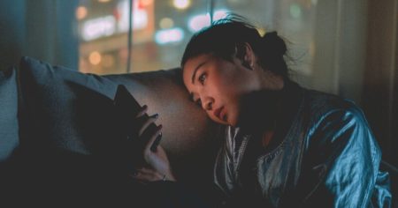 Dilemme technologique : quand l’outil d’isolement ne peut alléger la solitude qu’il engendre Dilemme technologique : quand l'outil d'isolement ne peut alléger la solitude qu'il engendre