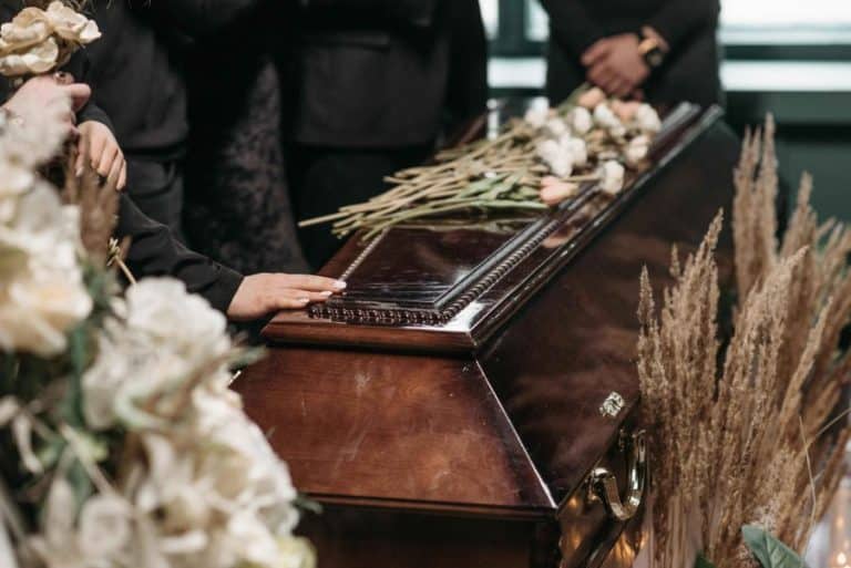 Le deuil à l&rsquo;ère digitale : comment les nouvelles technologies transforment notre rapport à la mort
