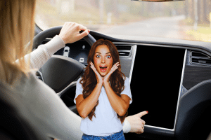 Plus besoin de quitter les yeux de la route avec cette technologie de Tesla