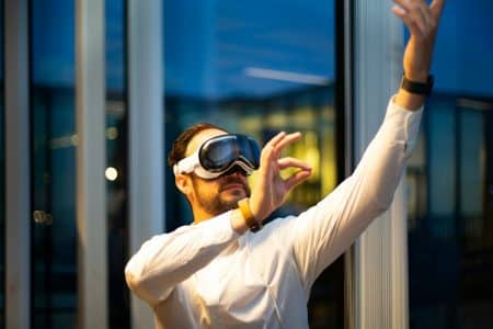 Arrivée imminente du casque Apple Vision Pro en France : voici comment en profiter a man in a white shirt wearing a pair of virtual glasses