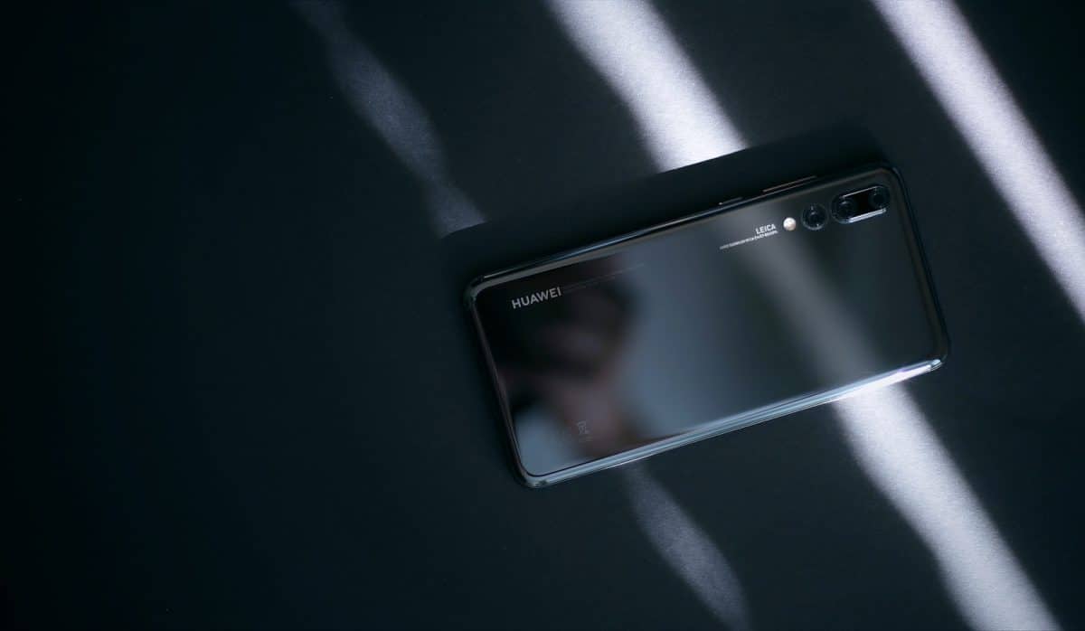 Ce qu’il faut prendre en compte lors de l’installation des applications Google sur les téléphones Huawei black lenovo smartphone on black surface