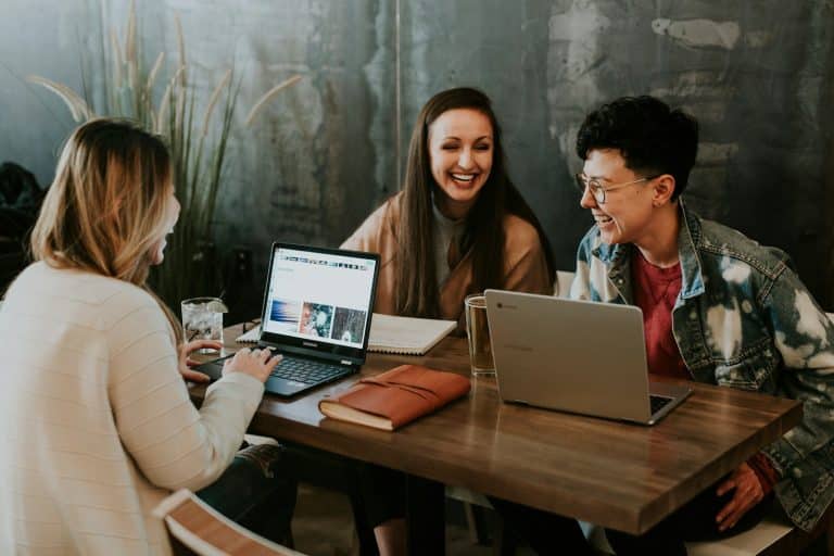 Pourquoi les entreprises B2B adoptent l&rsquo;externalisation des ressources humaines ?
