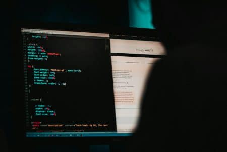 Accroissement des cyber-attaques : découvrez comment less entreprises se protègent et vos risques flat screen computer monitor displaying white and black screen