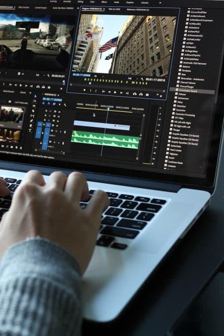 Voici comment devenir un pro du montage vidéo : tout nos conseils person using MacBook pro turned on