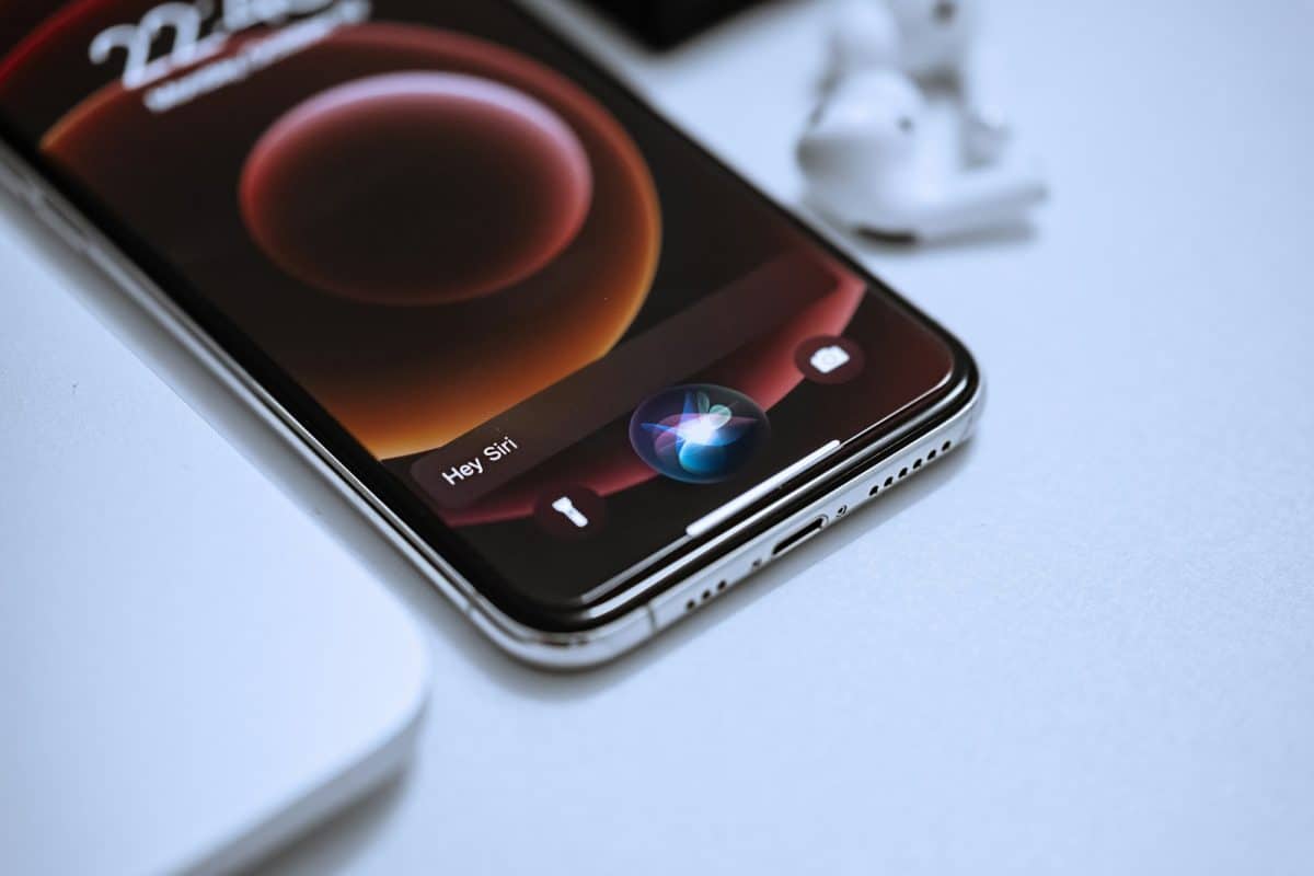 Différentes façons de protéger son smartphone des dommages black android smartphone on white table