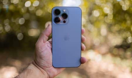 Voici pourquoi la reprise de votre iPhone 13 Pro est le bon choix du moment Person Holding an Iphone 13