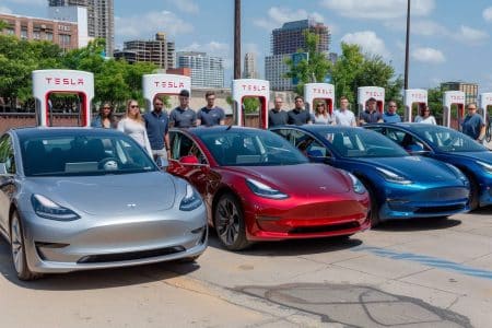 Les propriétaires de Tesla : pourquoi 51 % préfèrent retourner aux voitures thermiques