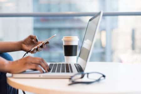 Box internet pas chère : comment optimiser le coût de son abonnement ? Laptop on Table Top