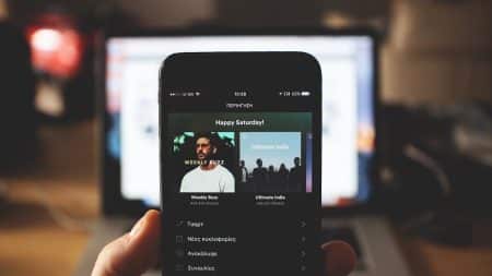 Spotify : cette mise à jour controversée qui risque de vous coûter bien plus que vous ne l’imaginez Person Using Smartphone