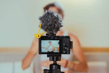 Un diplôme pour devenir influenceur ? Ce nouveau cursus surprenant qui fait déjà débat Shallow Focus Photo of a Video Camera Recording an Elderly Woman