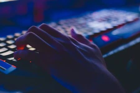 Squeezie, malgré lui, figure parmi les célébrités les plus dangereuses de France : une étude révèle que son nom est largement exploité par les cybercriminels pour piéger les internautes Photo of Person Typing on Computer Keyboard