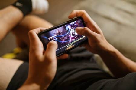 Le meilleur smartphone pour jouer en ligne Close-Up View of a Person Playing League of Legends