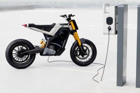Cette moto électrique futuriste, inspirée par le design iconique de la DeLorean, allie style rétro et innovation écologique