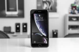L'iPhone SE 4 face à un rival redoutable : Découvrez comment le OnePlus 13R compte bouleverser le marché !