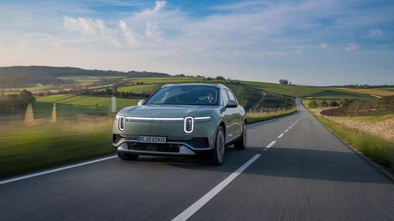 BMW révolutionne l’autonomie électrique : des suspensions qui transforment les chocs en énergie, une première mondiale