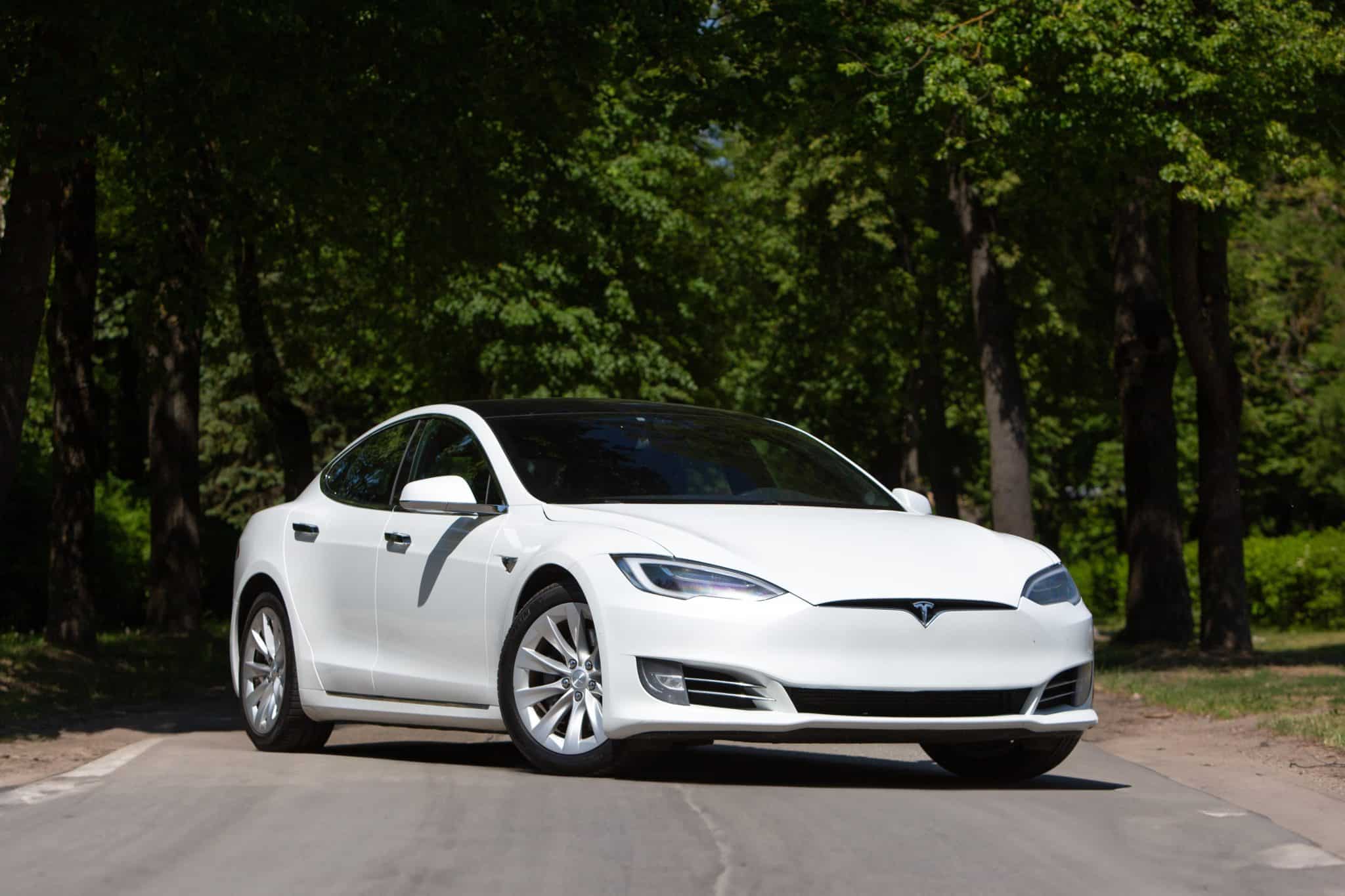 Tesla HW4 : Ce bug qui menace votre sécurité après seulement 100 km au volant de votre nouvelle voiture de rêve