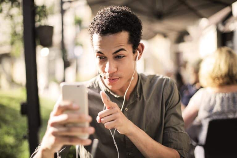Jeux d&rsquo;argent en ligne : comprendre l&rsquo;engouement croissant des jeunes pour les paris sur Internet