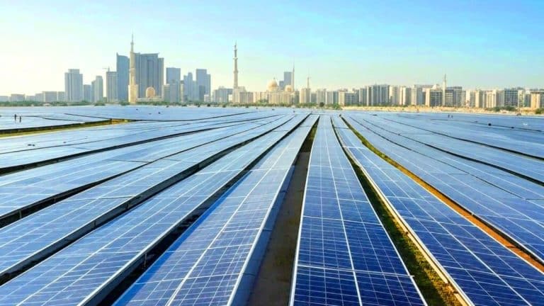 Abou Dhabi investit ses pétrodollars pour créer un réseau solaire fonctionnant 24h/24, 7j/7 : un projet qui va changer la donne pour l’avenir de l’énergie