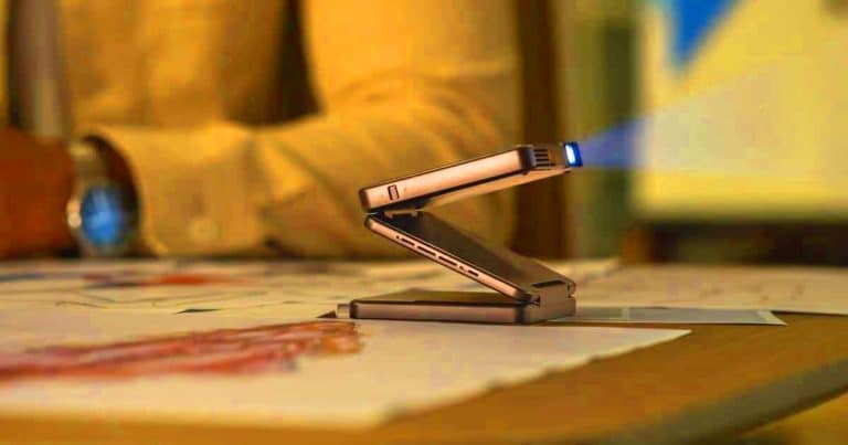 Ce mini projecteur portable se déploie partout grâce à son ingénieux support à charnière tri-pliable