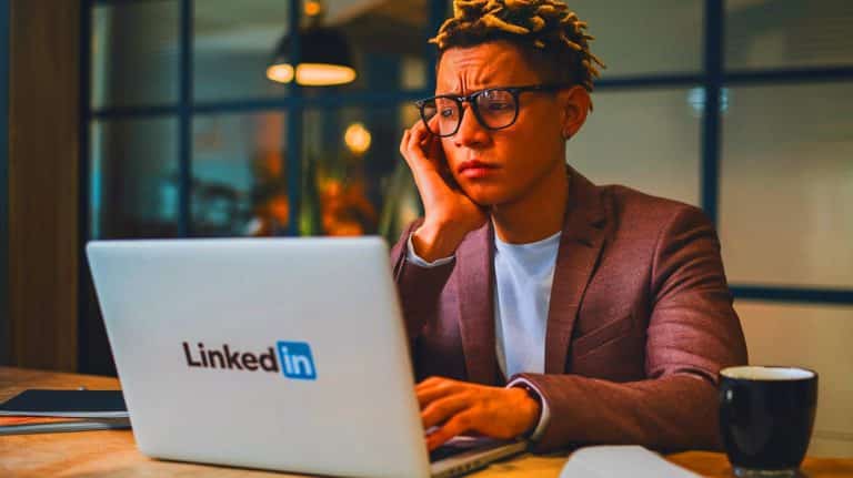 Si vous avez un compte LinkedIn, voici pourquoi le réseau pourrait bien avoir profité de vous sans que vous le sachiez