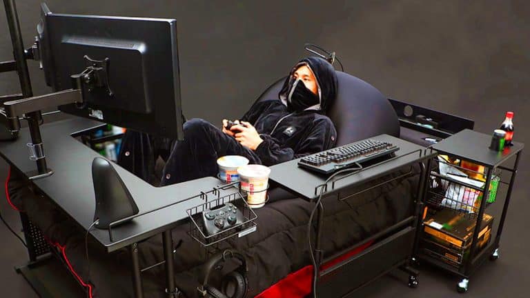 Ce lit gaming futuriste se métamorphose en station de jeu ultra-ergonomique pour des sessions infinies sans bouger