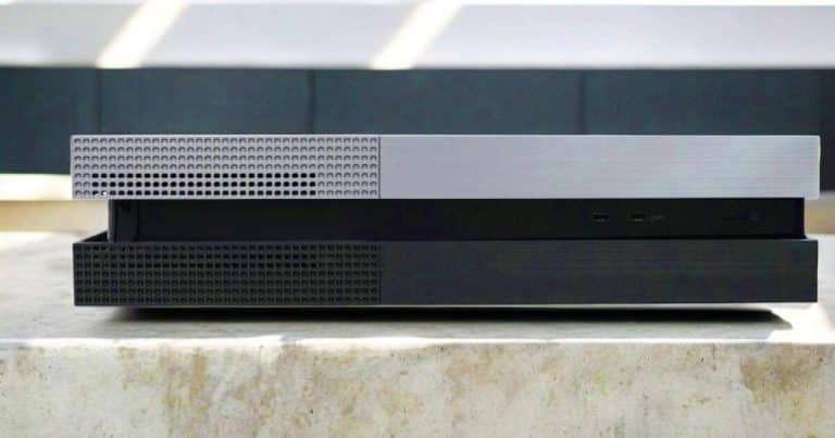 PS5 : ce YouTuber transforme le design critiqué de la console avec des panneaux sur mesure inspirés de la PS4 et de la Xbox