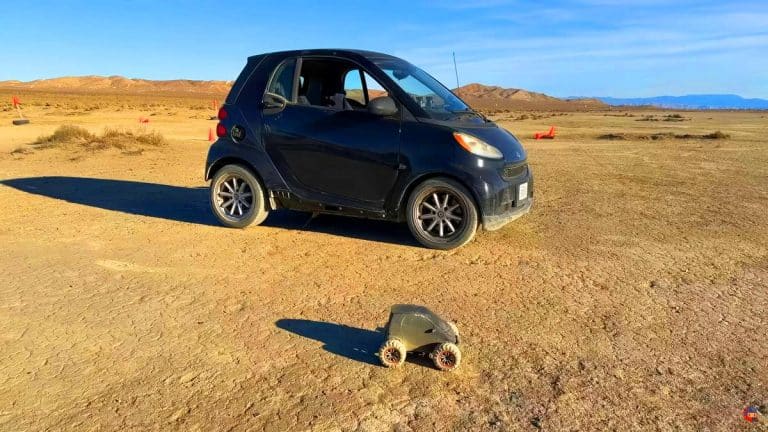 Cet ingénieur américain surpasse Vilebrequin en transformant sa Smart en voiture télécommandée ultra-sophistiquée