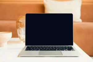 Cette arnaque informatique, aussi sournoise qu&rsquo;un fantôme numérique, vole des millions en un simple écran noir en Europe