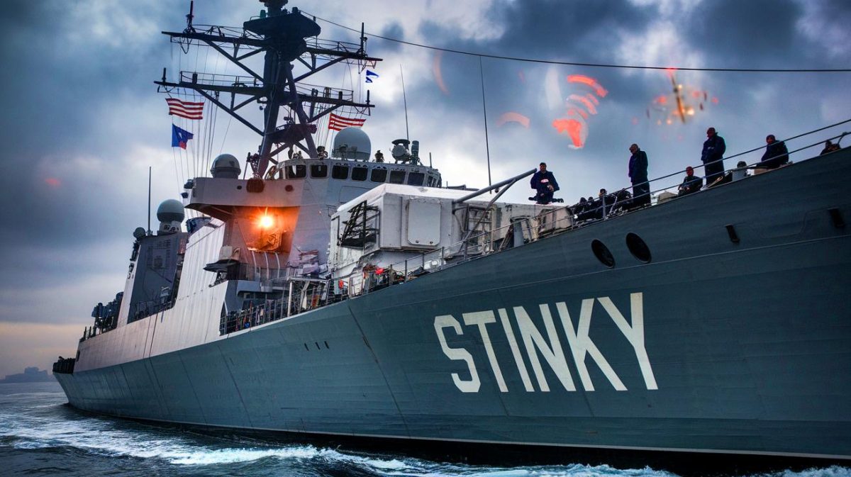 Cette cheffe US Navy installe un réseau WiFi illégal à 1 000 $/mois sur un navire de guerre, le rebaptisant « STINKY »