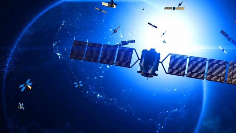 Les débris spatiaux pourraient frapper les avions : cette étude révèle un risque mortel bien plus réel qu’on ne le pense