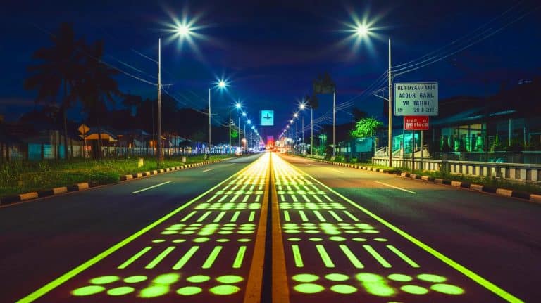 « Une idée brillante… mais ruinante » : la Malaisie éclaire ses routes avec de la peinture phosphorescente, 20 fois plus chère que des lampadaires