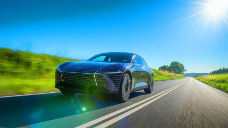 « Ce véhicule solaire a écrasé Tesla et choque Elon Musk » : 64 km par jour sans recharge et 50 % plus efficace, une révolution sur roues
