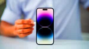 « Du jamais vu sur un iPhone » : cet écran géant révolutionnaire signé Samsung débarque avec l'iPhone 17 et éblouit le monde