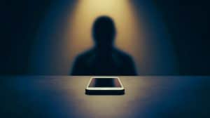 « Ils nous écoutent même dans notre sommeil » : cette étude prouve que nos téléphones captent tout, même éteints