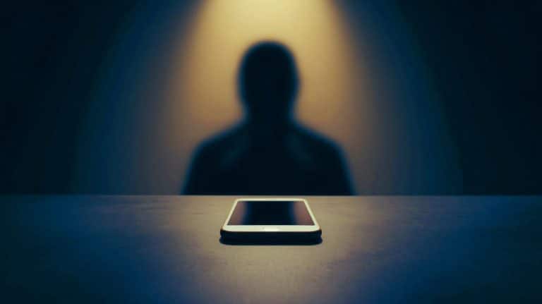 « Ils nous écoutent même dans notre sommeil » : cette étude prouve que nos téléphones captent tout, même éteints