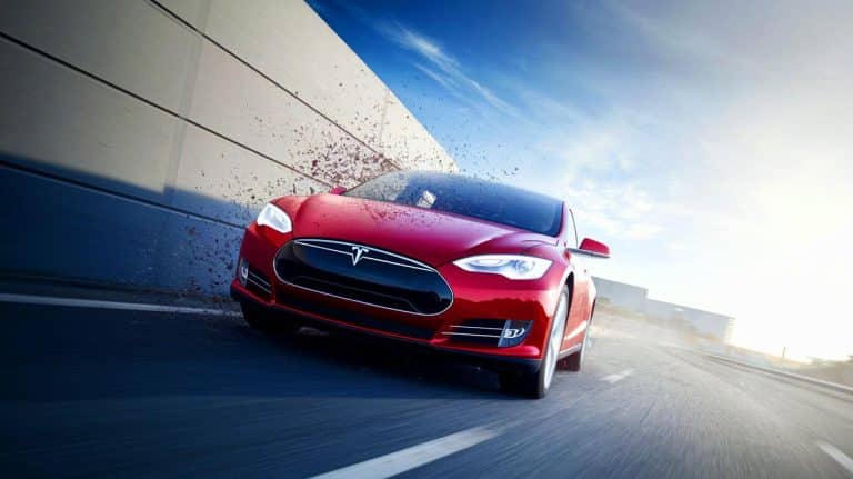 « Elle a littéralement foncé dans un mur » : cette Tesla en mode autonome relance les doutes sur la fiabilité réelle de la conduite sans pilote