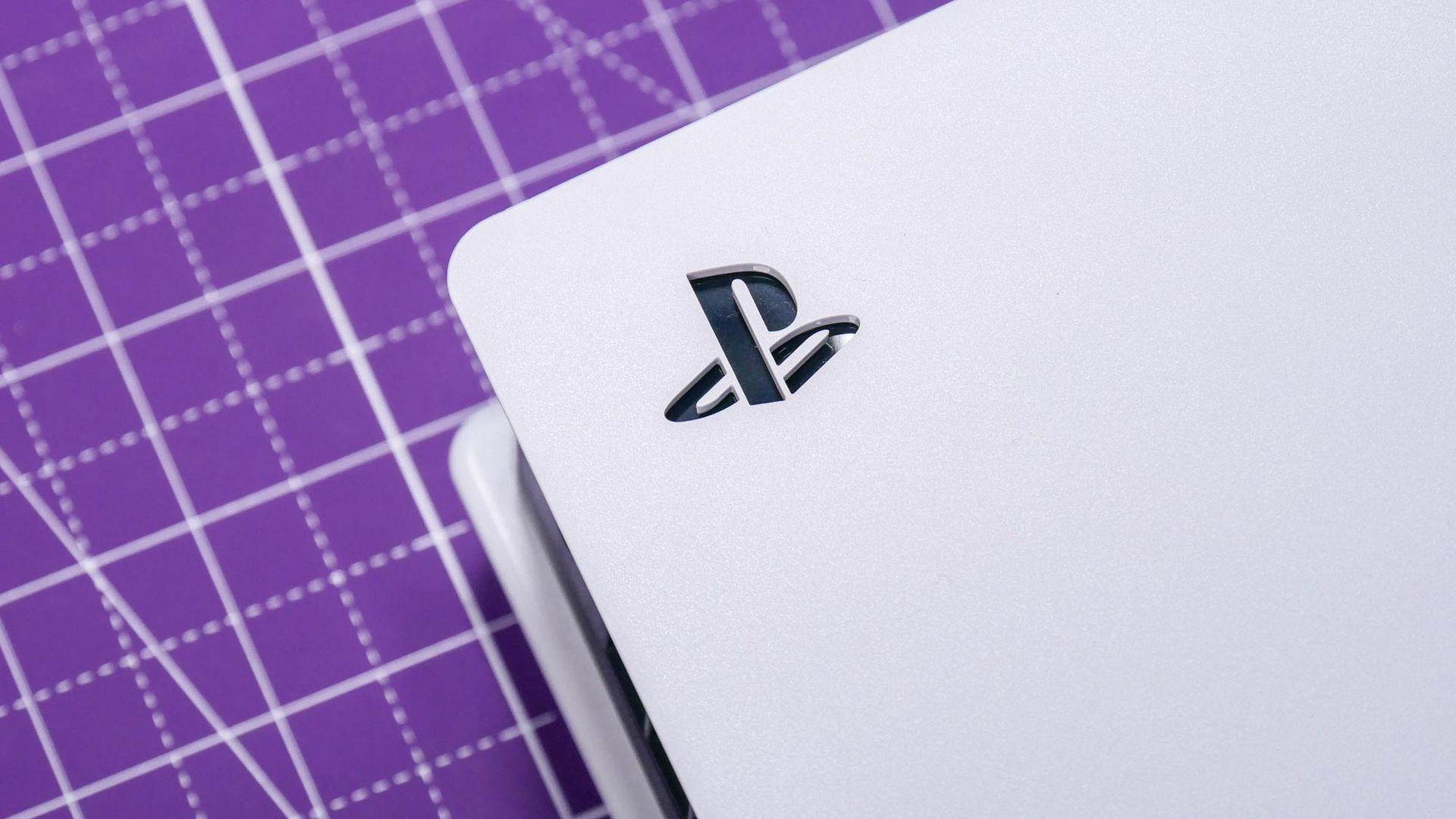Le logo PlayStation sur une PS5 Pro