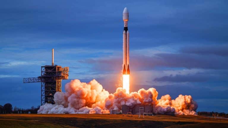 « Une pluie de métal venue de l’espace » : des débris de la Falcon 9 s’écrasent en Europe, la Pologne limoge les chefs de son agence spatiale