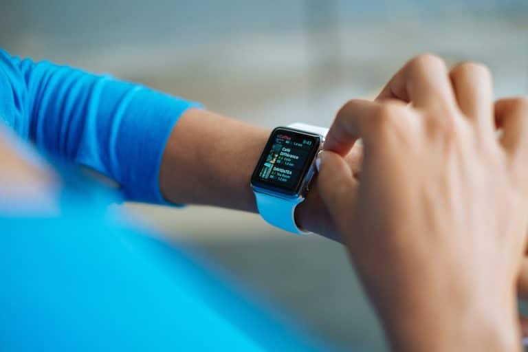 Comment bien choisir une montre connectée : guide des critères essentiels et des options disponibles