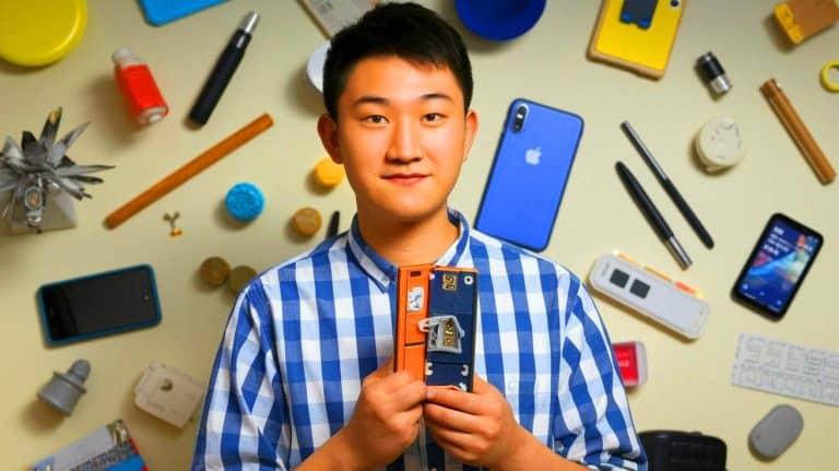 À 17 ans, il fabrique un smartphone pliant chez lui : ce prodige chinois crée un appareil révolutionnaire avec des bouts de plastique et des composants recyclés