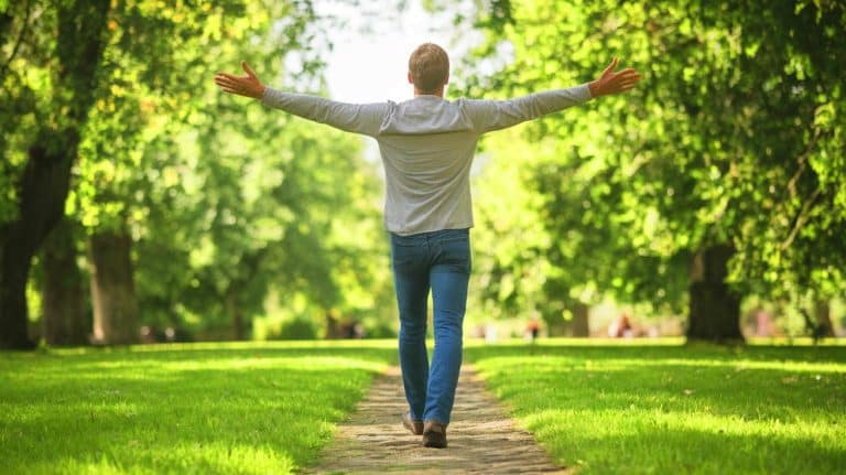 « Il était pourtant condamné à ne plus marcher » : cet homme paralysé a retrouvé l’usage de ses jambes grâce à une simple injection révolutionnaire