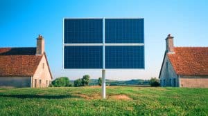 « Interdiction choquante » : ces panneaux solaires plug & play, stars de l'énergie verte, risquent de disparaître en France dès 2025