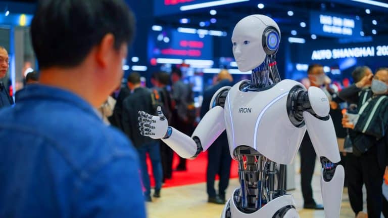 Cet robot humanoïde chinois stupéfie le salon automobile de Shanghai en s’imposant comme la nouvelle icône de l’innovation technologique