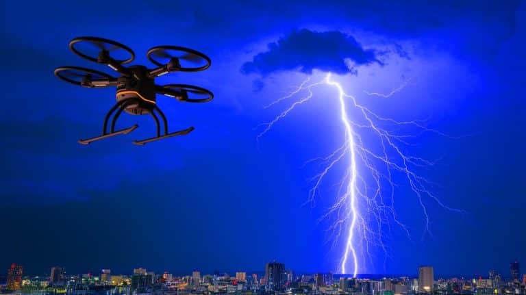 « Nous contrôlons désormais la foudre » : le Japon dévoile un système de drones unique au monde qui guide les éclairs avec une précision stupéfiante